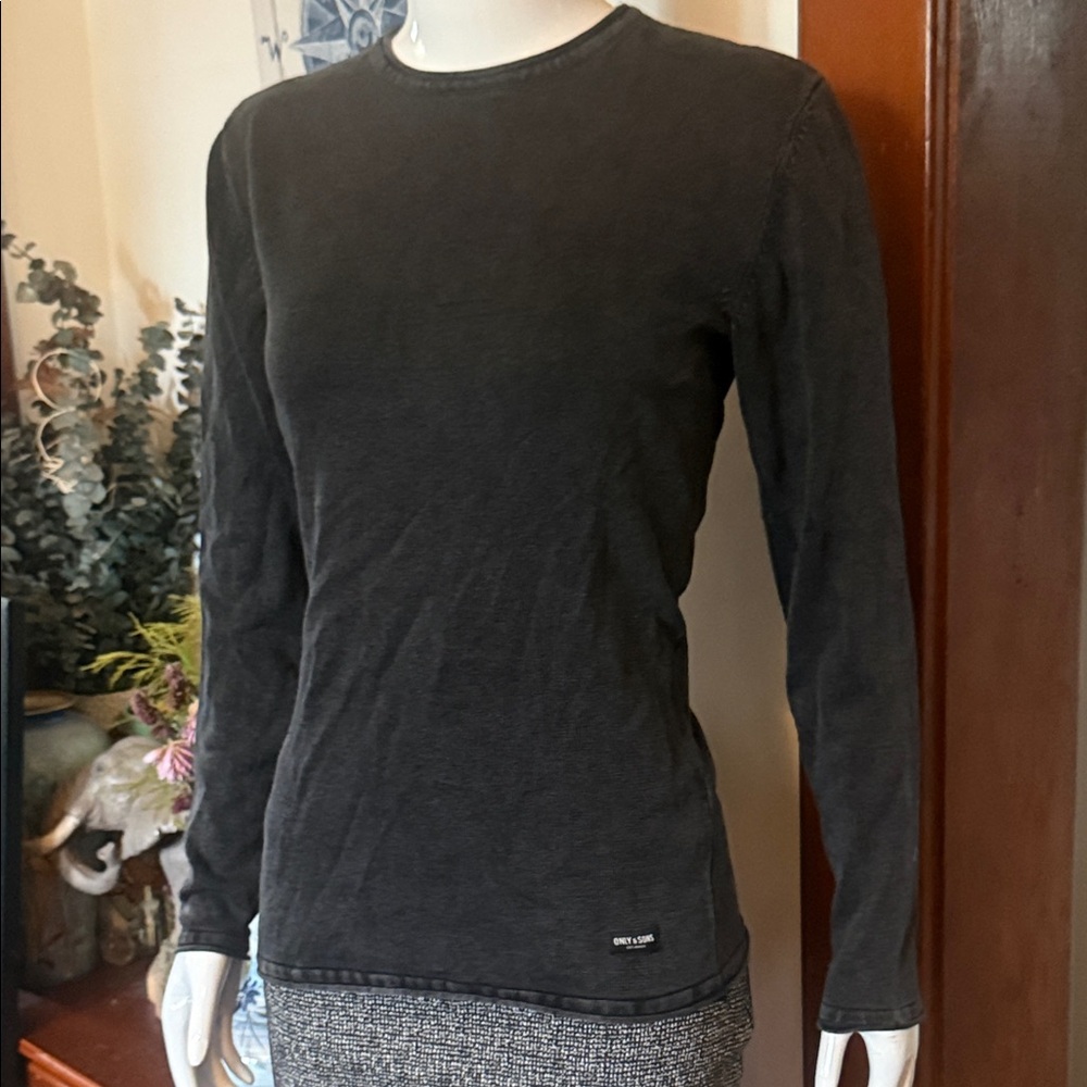 Only & Sons size small Charcoal Long Sleeve Top